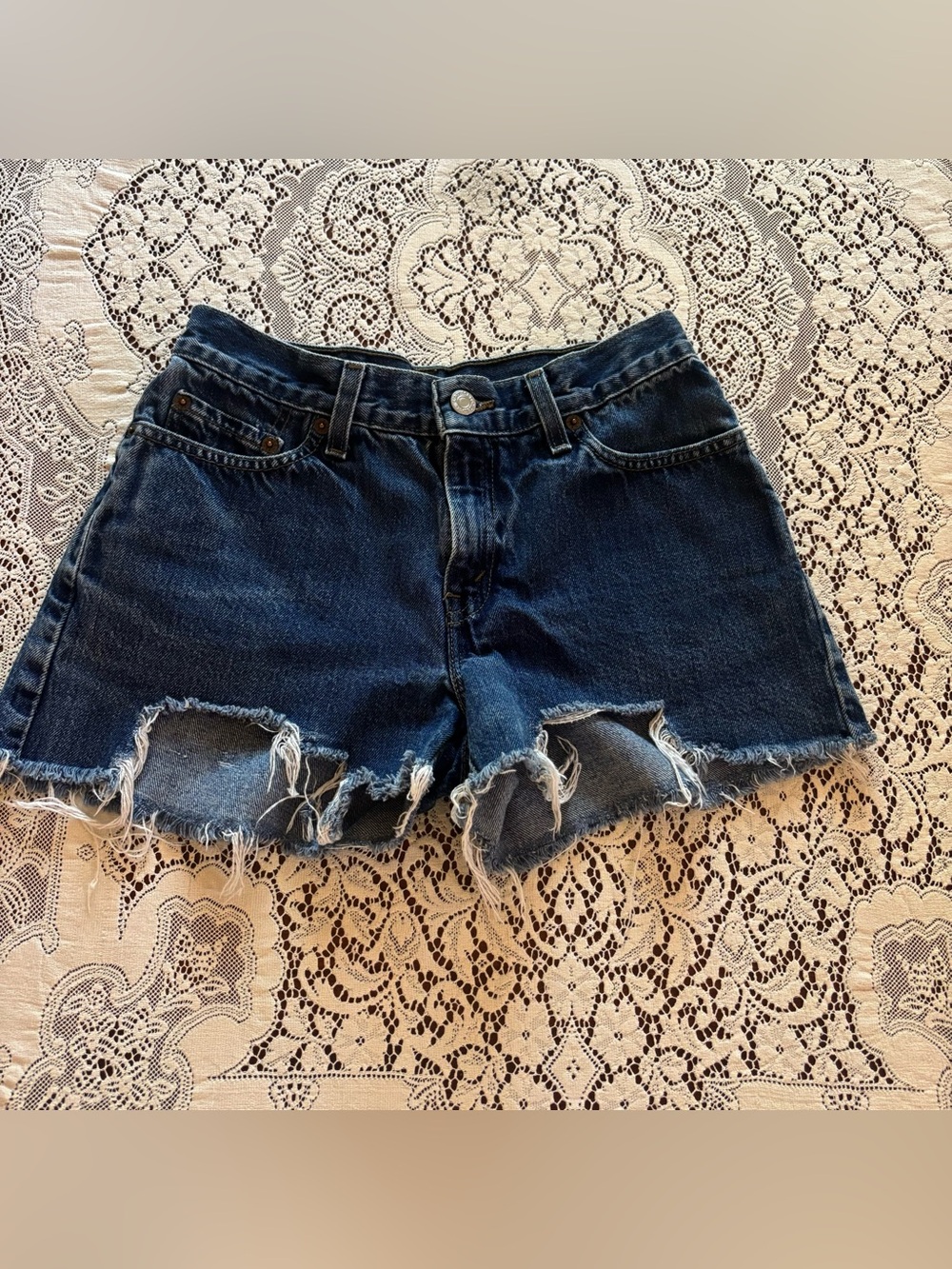 dark wash levi’s shorts size 4 petite